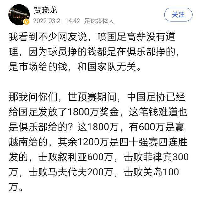 而旁边文章则双腿盘坐于椅子之上，背靠马丽，仰面大笑，快乐之情溢于脸上